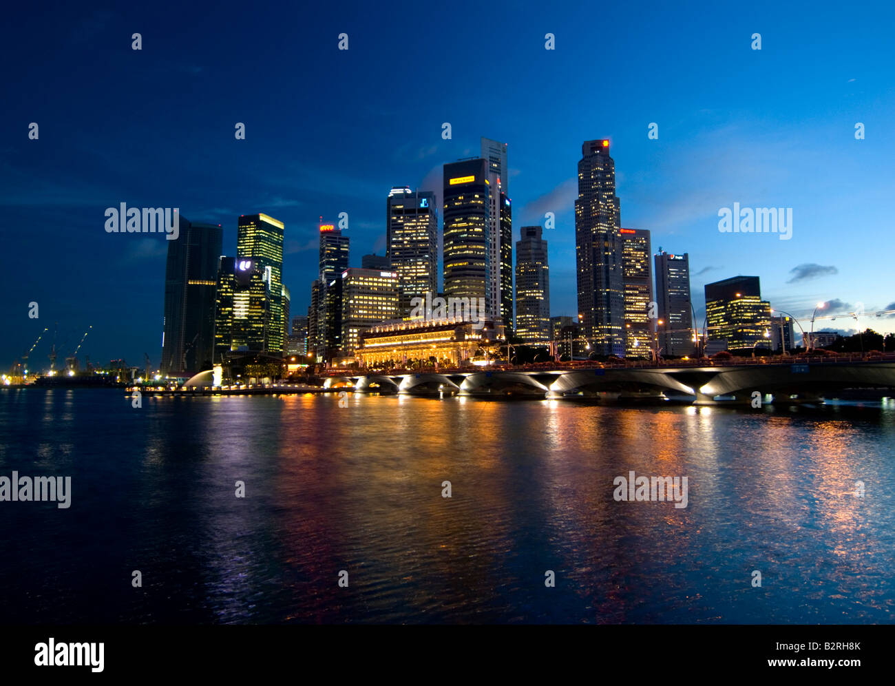 El distrito central de negocios (CDB), Skyline al atardecer, Singapur Foto de stock