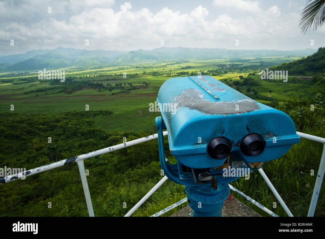 Mirador y binoculares en el mirador con vistas a la Valle de los Ingenios una antigua zona productora de azúcar cerca de Trinidad, Cuba Foto de stock