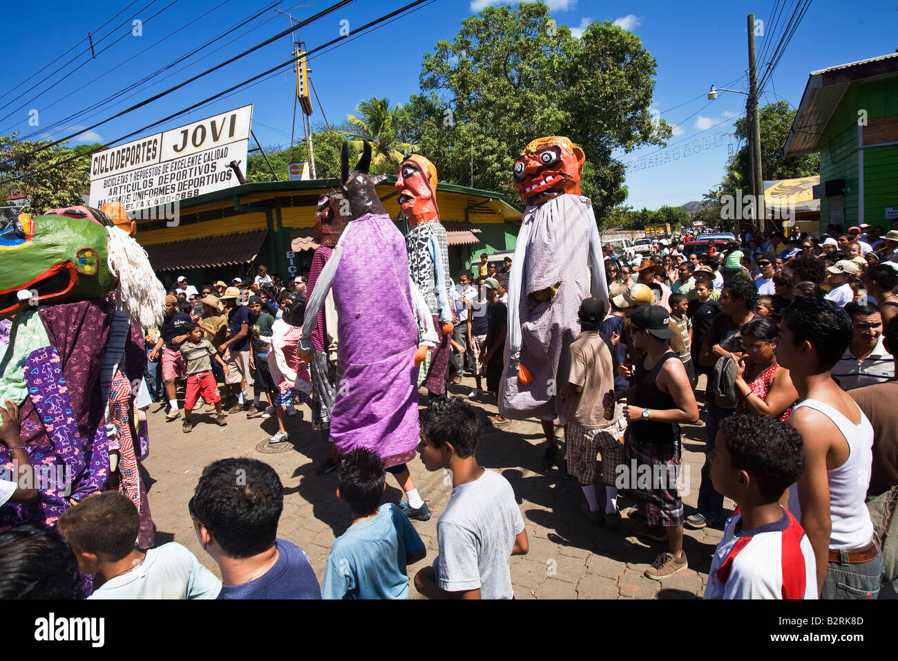Gigantes son parte del carnaval y la fiesta en Santa Cruz en Guanacaste