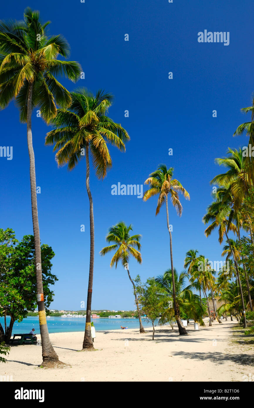 La hermosa playa de arena blanca en la Bahía de Boquerón (balneario de