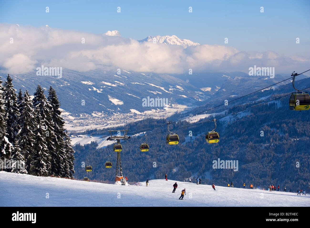 Achter Jet, 8-sentado Teleférico Cabina, Austria del primer mono-antena cable ropeway, esquiadores en la pendiente, cumbre de la Dachsteinregion en Foto de stock