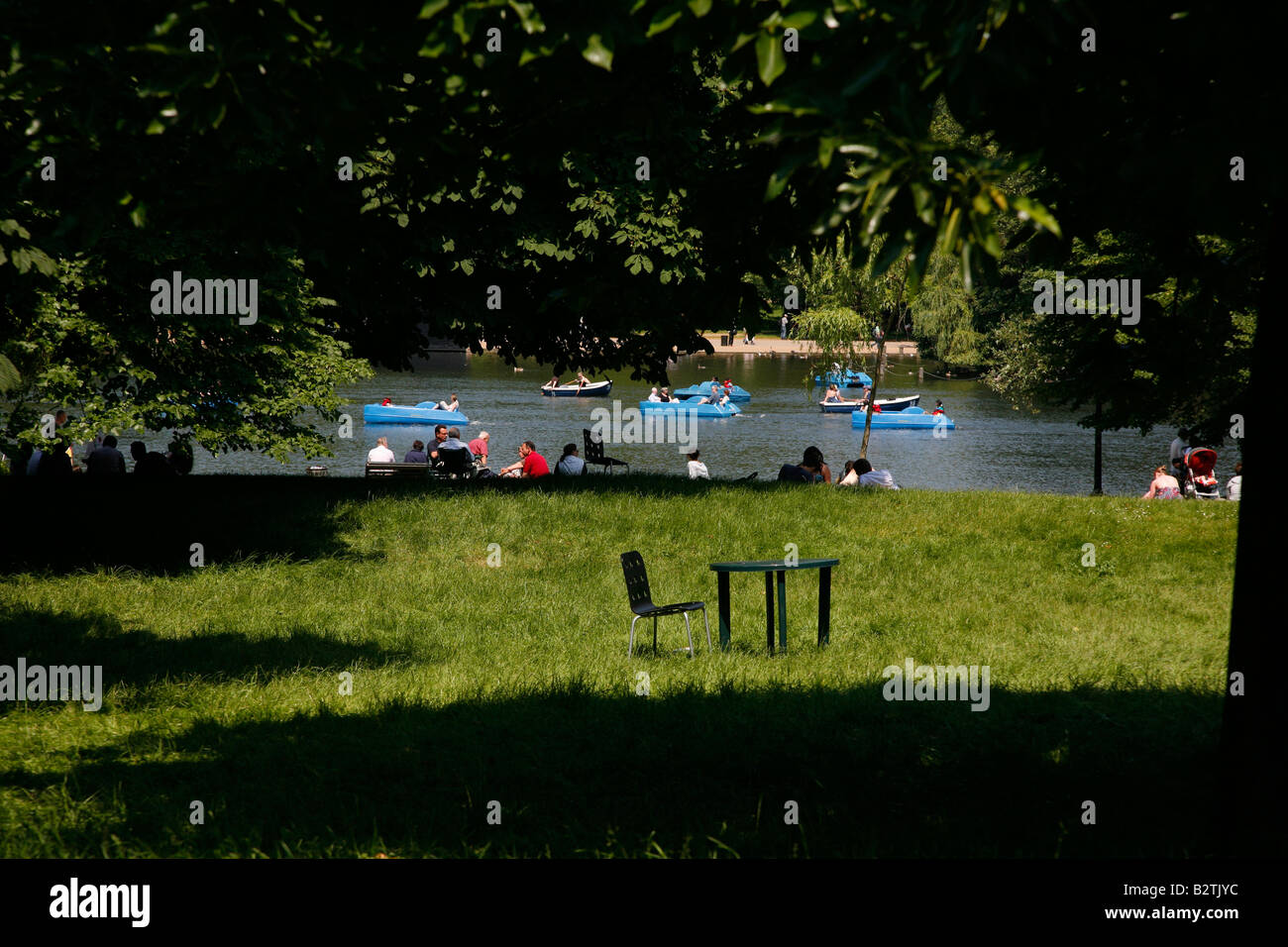 El paseo en bote por el lago Serpentine en Hyde Park, Londres Foto de stock