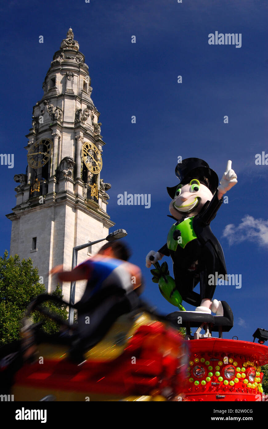 Cardiff City Hall Clock Tower y Jiminy Cricket Foto de stock