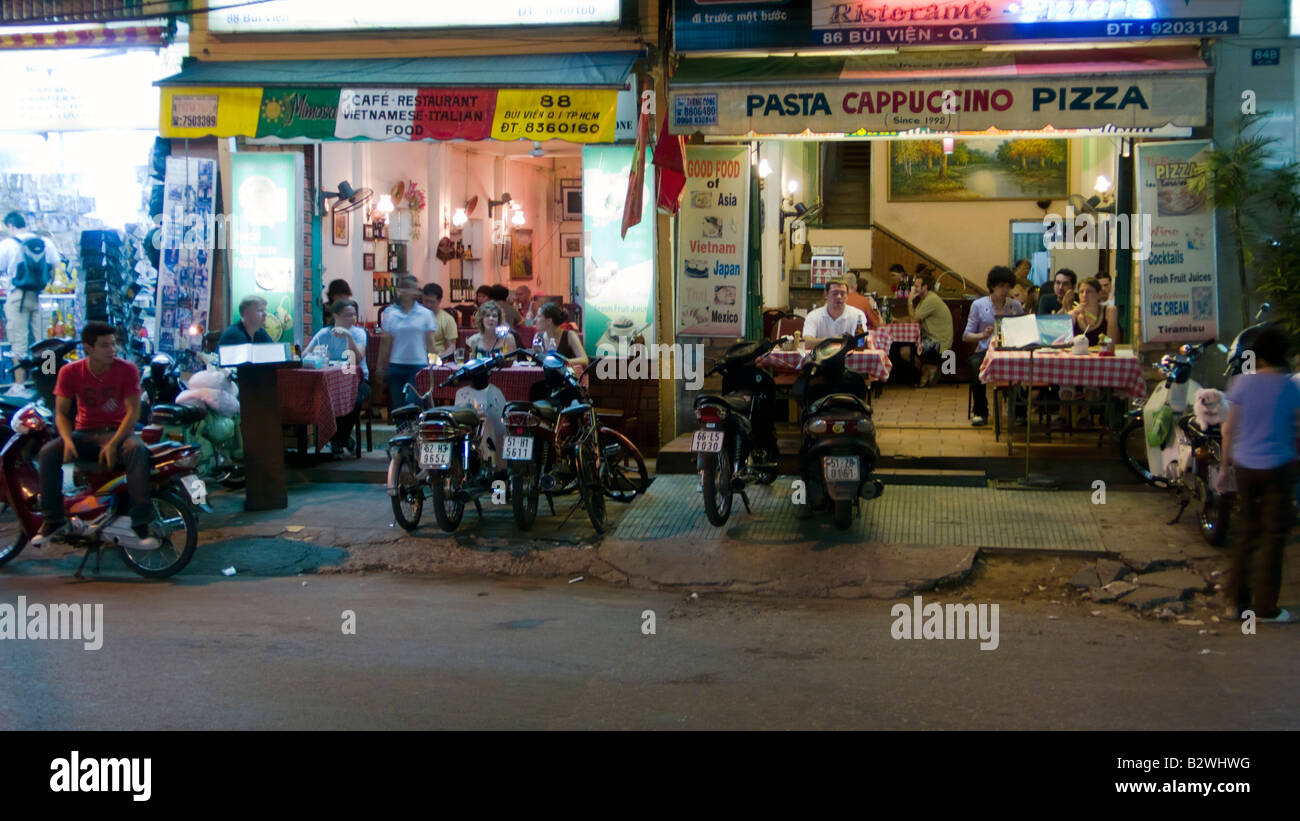 Los turistas sentados en barato abrir cafés italianos de Pham Ngu Lao  distrito capital Ciudad Ho Chi Minh Vietnam Fotografía de stock - Alamy