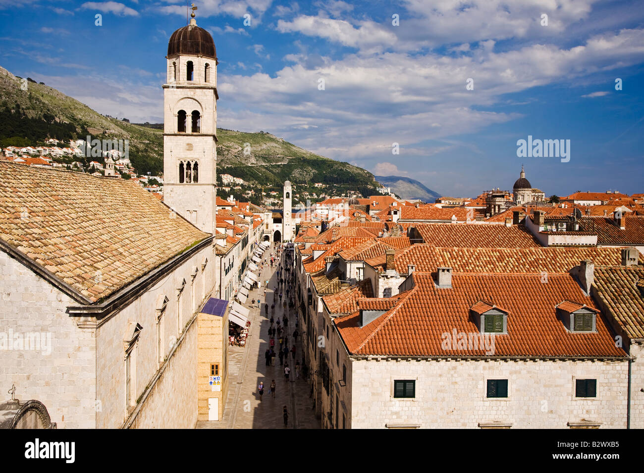 La torre del Monasterio Franciscano y el Stradum desde la Puerta Pile Dubrovnik Croacia Foto de stock