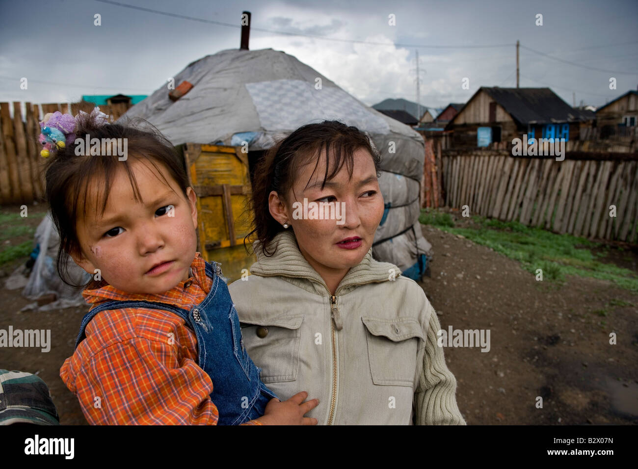 La zona más pobre en la periferia de la capital de Mongolia, Ulaanbaatar familia pobre en frente de su ger Foto de stock