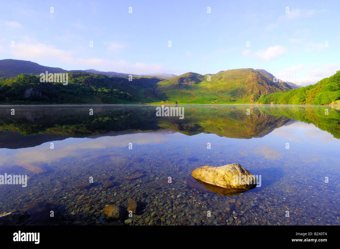Una hermosa calma mañana en Llyn Dinas en el parque nacional de Snowdonia Gales del Norte Foto de stock