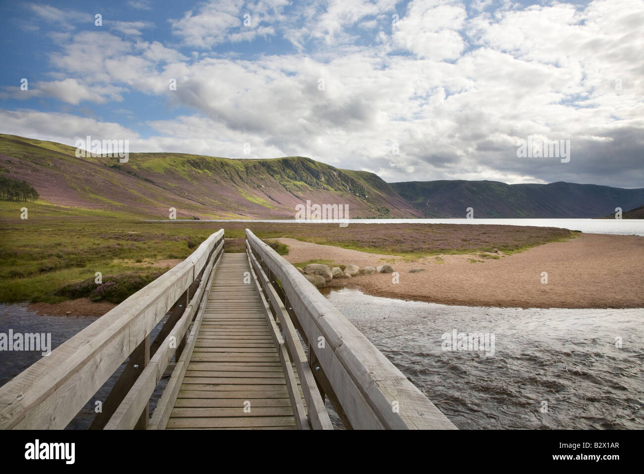 Puente peatonal de madera en Balmoral Estate, Spittal de Glen Muick, Lochnagar Moorland, Ballater, Aberdeenshire, Parque Nacional Cairngorms, Escocia reino unido Foto de stock