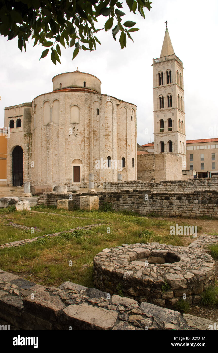 El casco viejo de la ciudad de Zadar ruinas del Foro Romano, el primer  plano con St Donat Iglesia y la Catedral de Santa Anastasia Fotografía de  stock - Alamy