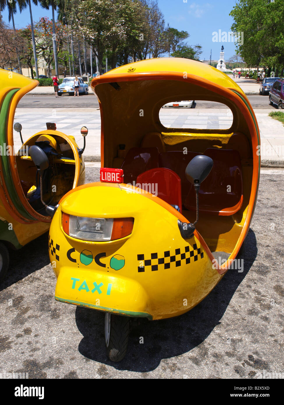 La Habana Vieja, casco antiguo de la ciudad, taxi motos Fotografía de stock  - Alamy