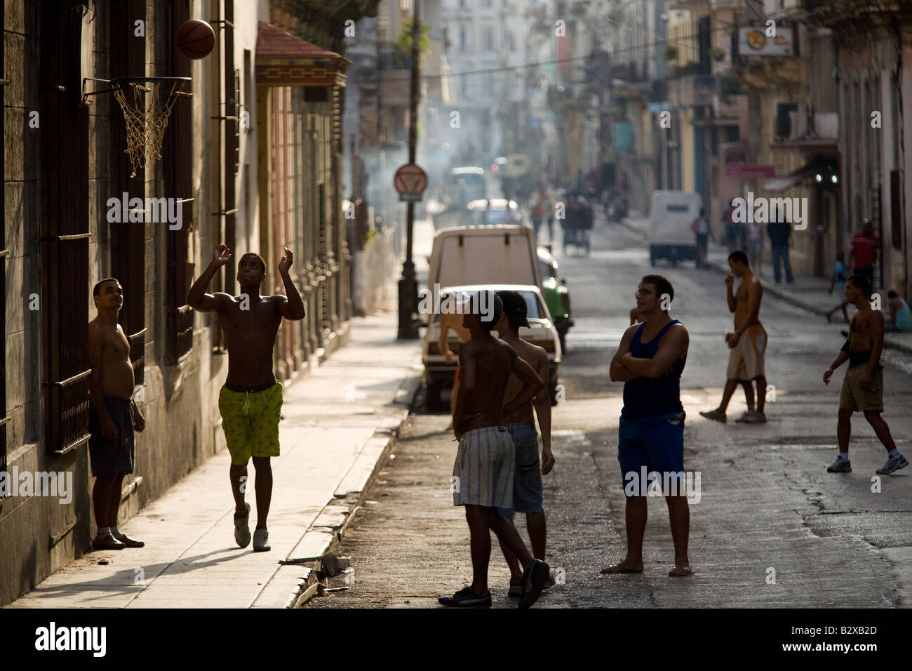 Grupo de hombres jugando baloncesto en las calles de La Habana, Cuba Foto de stock