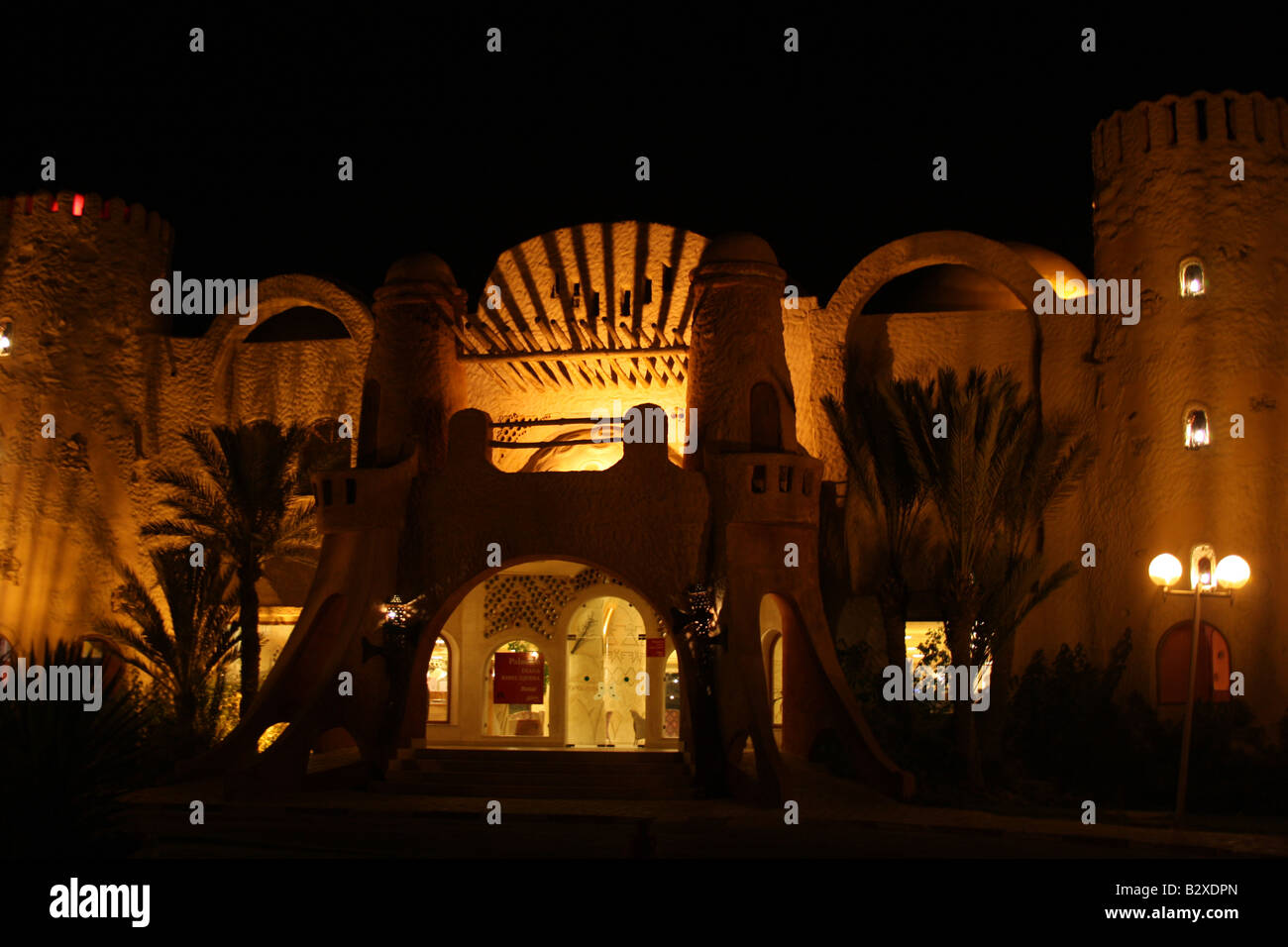 Castillo de estilo árabe iluminado por luces de noche en África, Túnez. Foto de stock