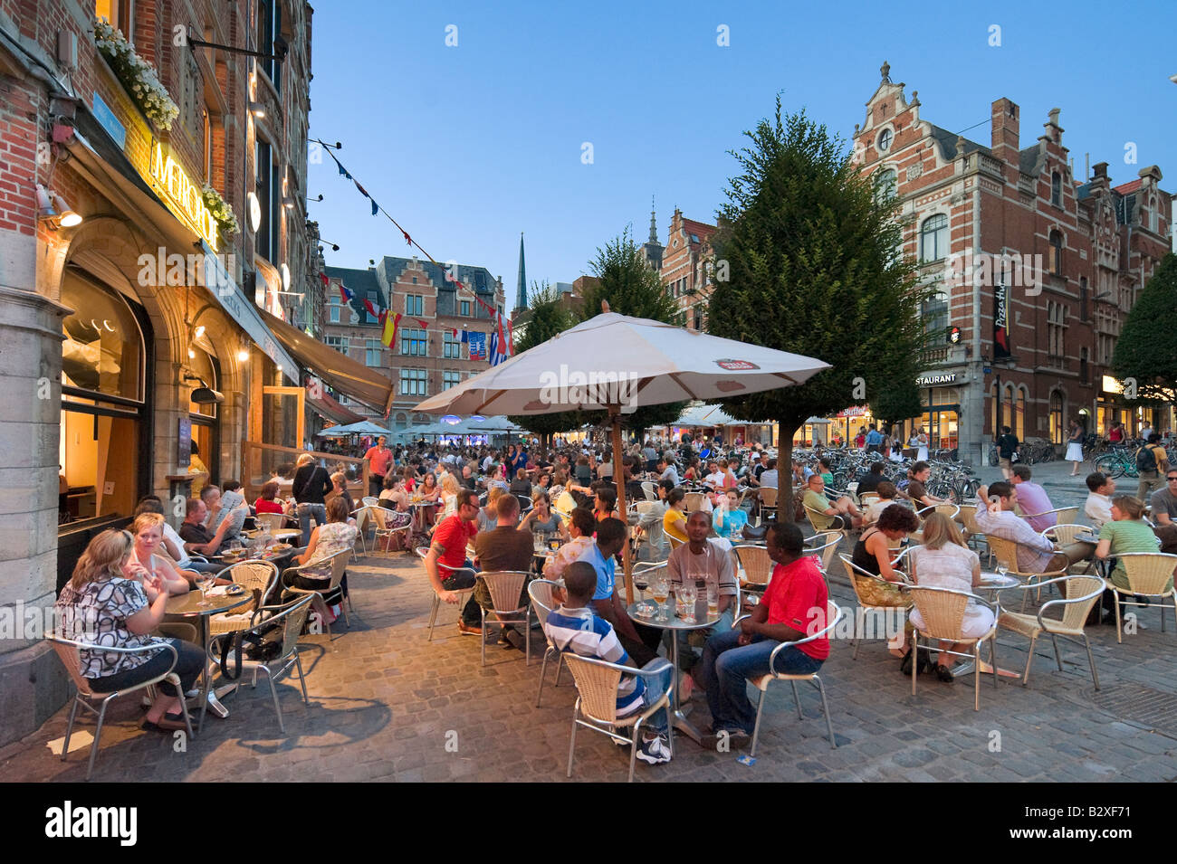 Cafés en la Oude Markt, en el centro histórico de la ciudad, Leuven, Bélgica Foto de stock