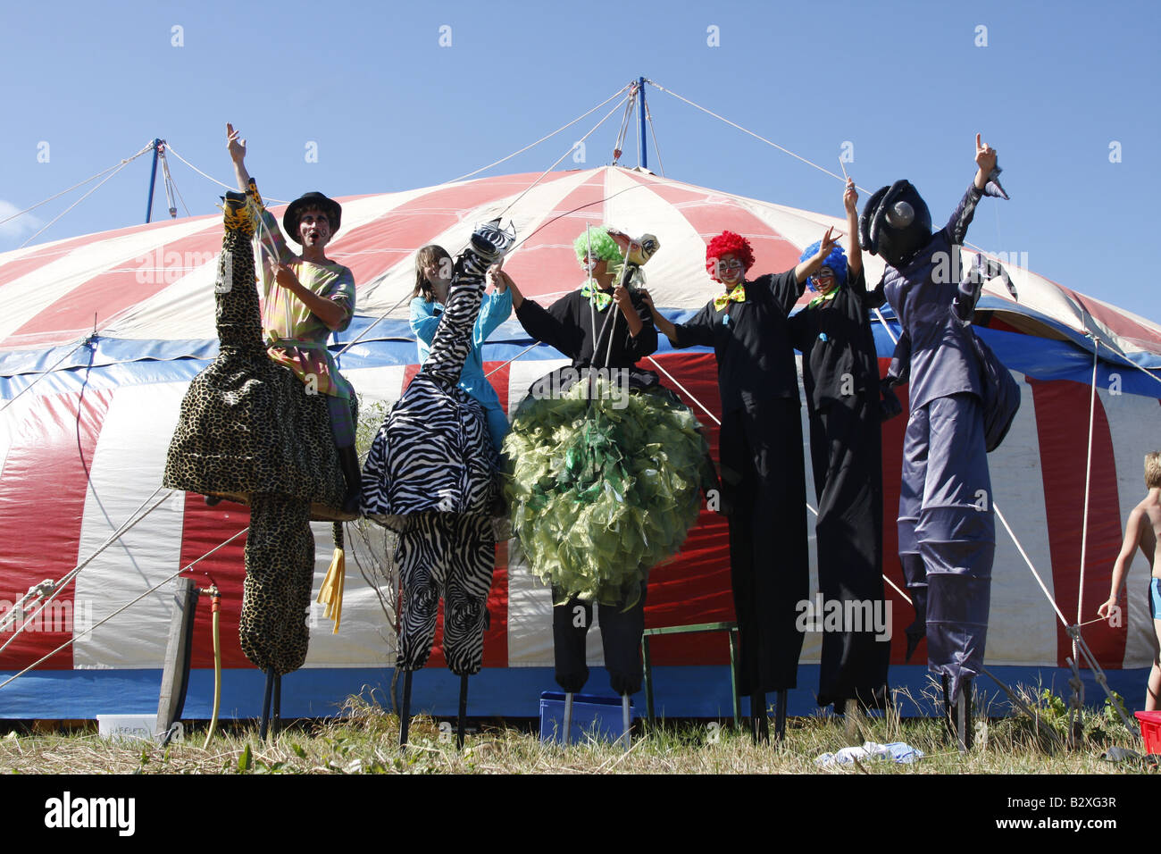 Grupo de gente joven en disfraces de payaso caminando sobre zancos, el  cielo azul, el circo formato horizontal.84895 Parnoufete Fotografía de  stock - Alamy