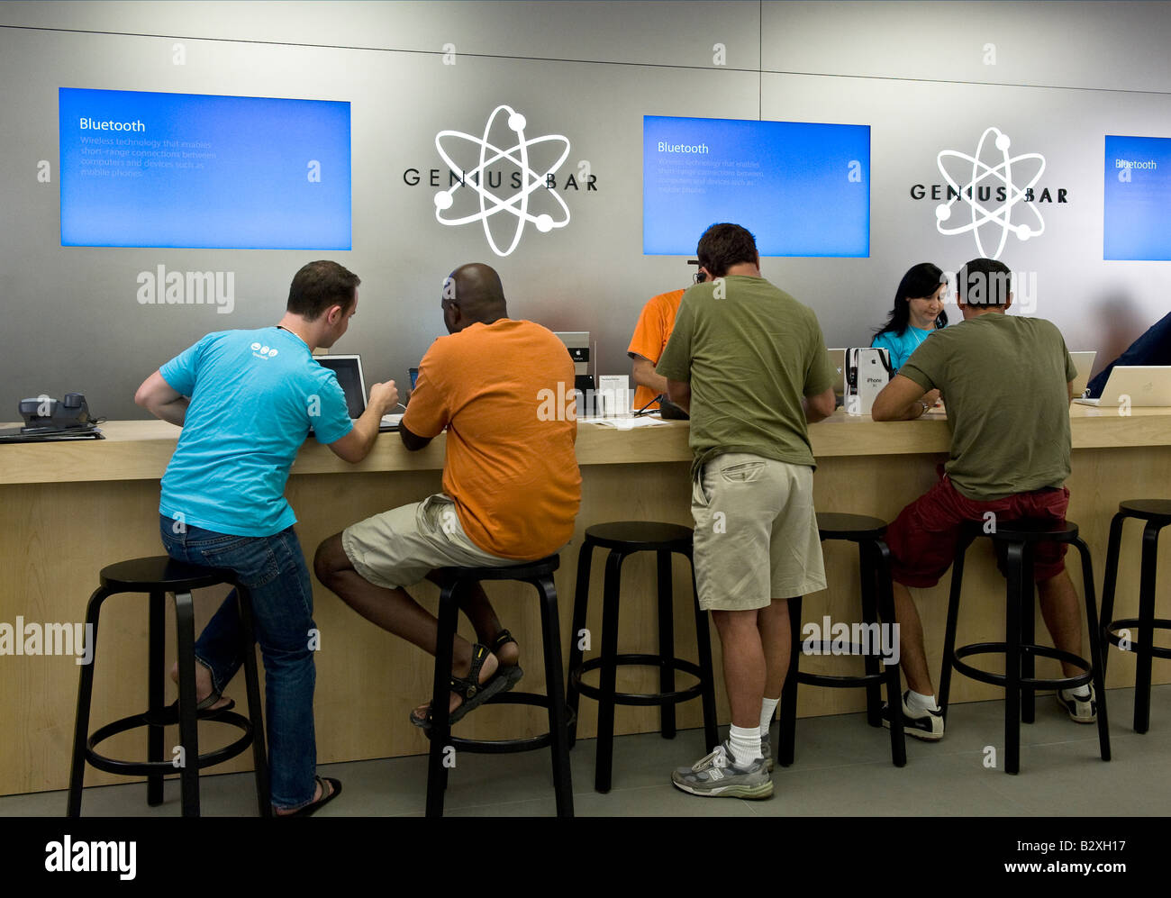 Apple clientes atendidos en el bar genio tienda Cherry Hill, Nueva Jersey Foto de stock
