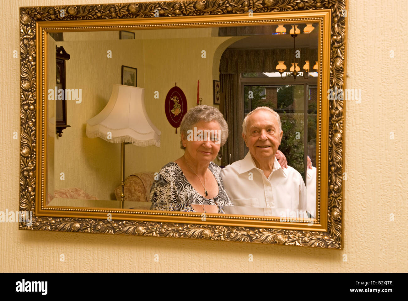 Pareja de ancianos esposa envejecido 78 esposo de 86 años de edad en el momento de su aniversario de bodas de diamante Feltham Middlesex UK Foto de stock