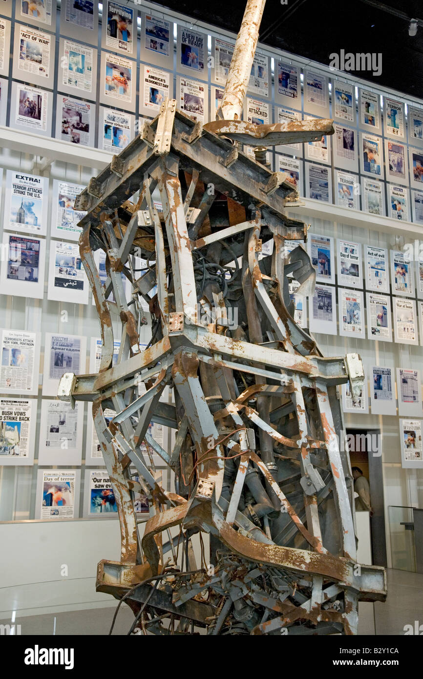La antena de la parte superior de World Trade Centers con 9/11/01 titulares detrás, Museo Newseum, en Washington D.C. Foto de stock