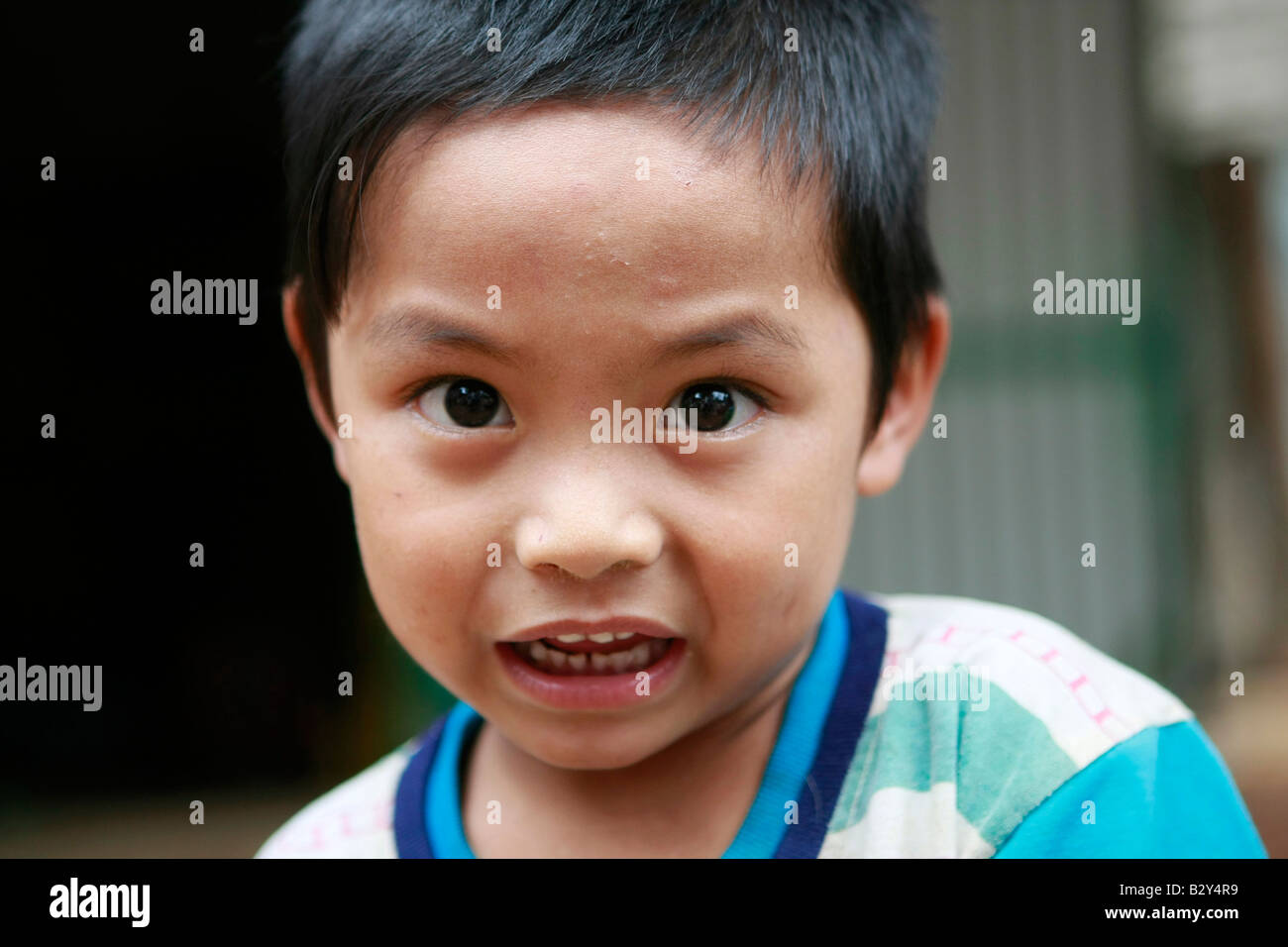 Niño Vietnamita en una pequeña aldea en el valle del Río Rojo, noreste de Vietnam. Foto de stock