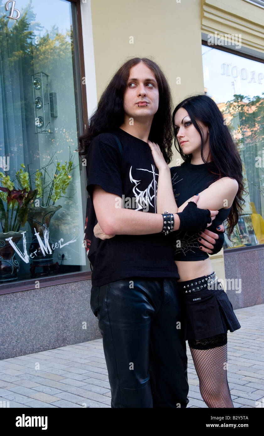 La vida de la joven pareja gótica en ciudad en vestido negro en Kiev,  Ucrania, como alternativa de vida Fotografía de stock - Alamy