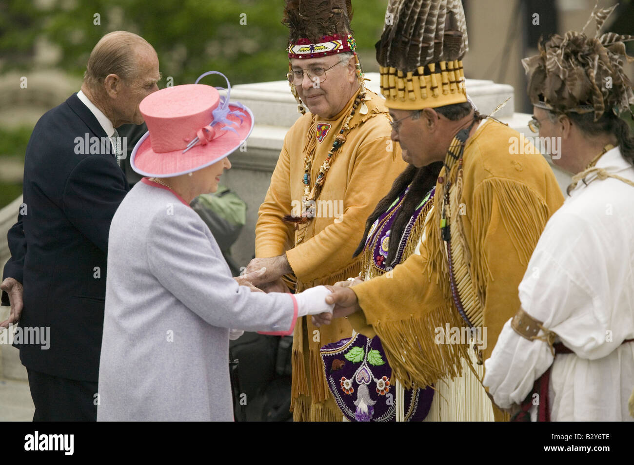 La reina Isabel II, el Príncipe Philip reunión Indígena Nativo Americano Ceremonia y miembro tribal Powhatan Foto de stock