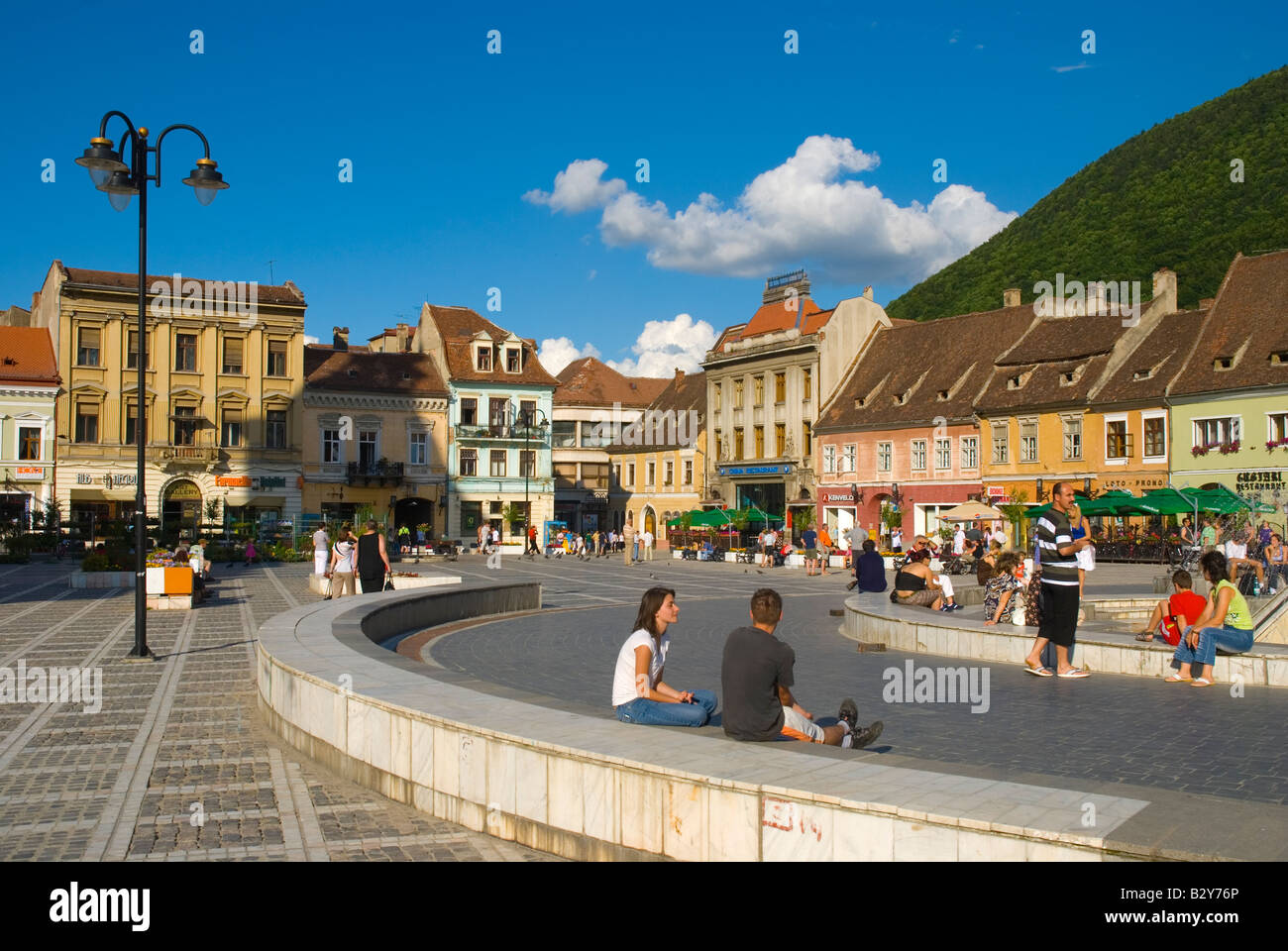 La Piata Sfatului square en el casco antiguo de Brasov, Rumania Transilvania Foto de stock