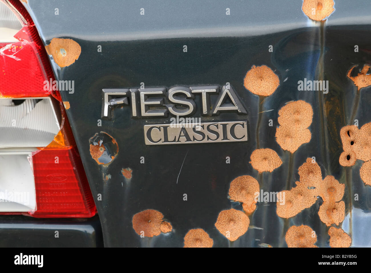 Chatarra de coche Ford Fiesta disparó con pistola de disparo Foto de stock