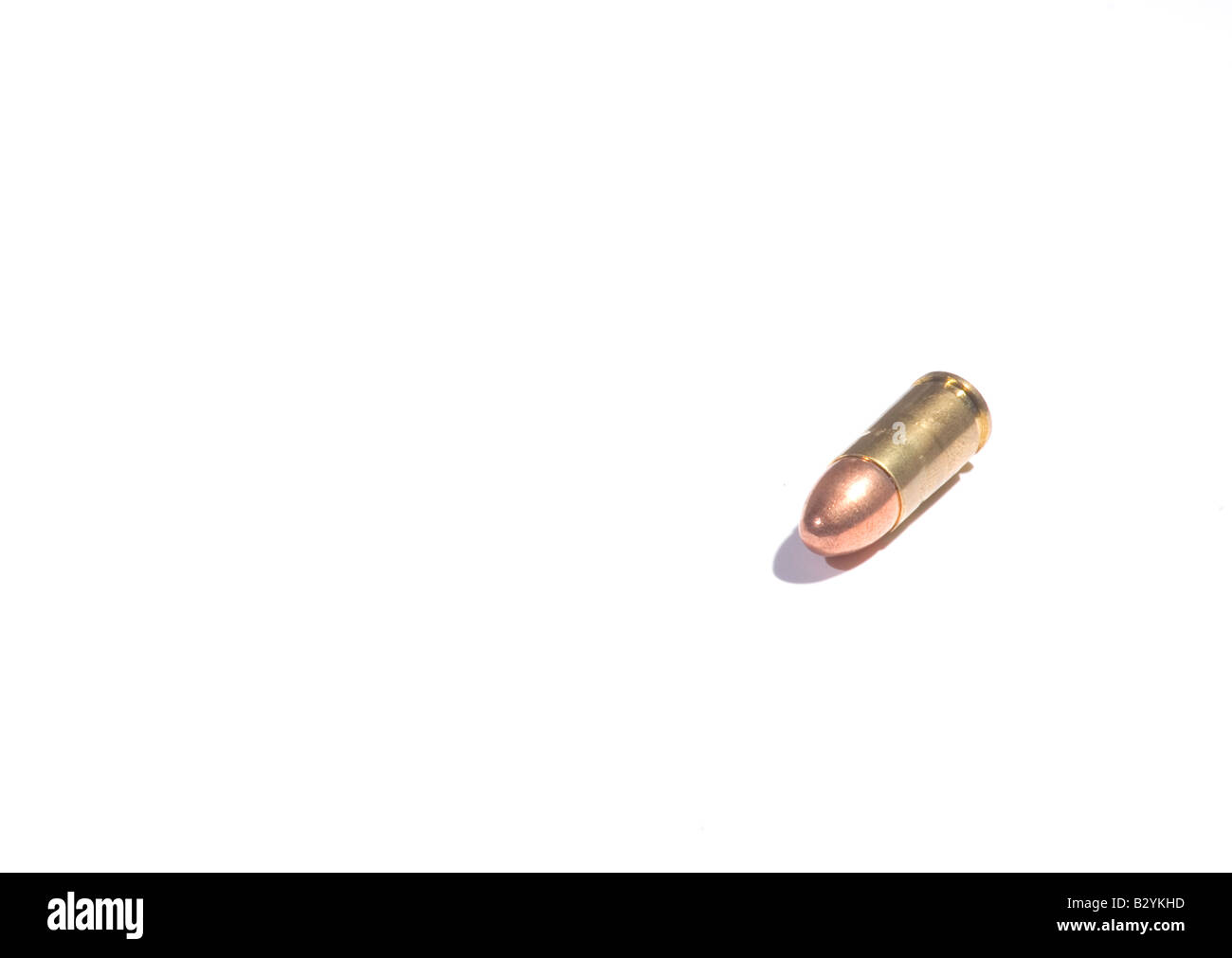 El oro y el cobre 9mm cartucho de bala en blanco clave de alto fondo. Foto de stock