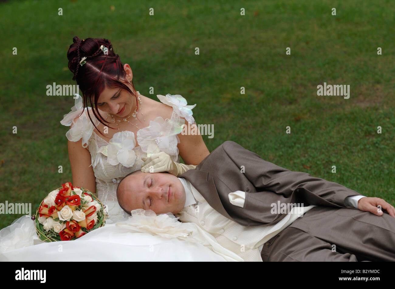Pareja de recién casados con mi marido dormido de su esposa en el banco del parque, Francia Foto de stock
