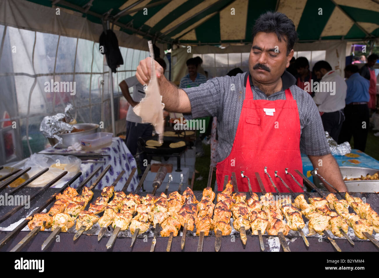 Puesto de venta de comida de comida asiática en Londres Mela Festival en el Parque Gunnesbury Ealing Londres Reino Unido Foto de stock