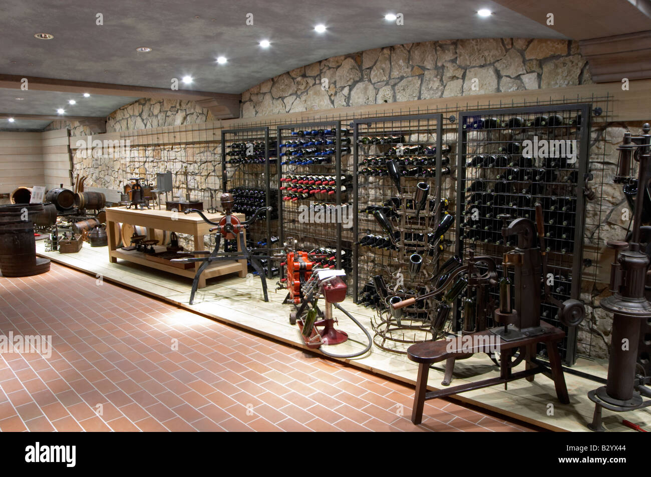 Bodega de herramientas. Bodega museo. Domaine Gerovassiliou, Epanomi,  Macedonia, Grecia Fotografía de stock - Alamy