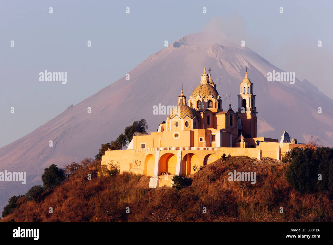 Iglesia de Nuestra Señora de los Remedios, por el volcán Popocatepetl, Cholula, México Foto de stock