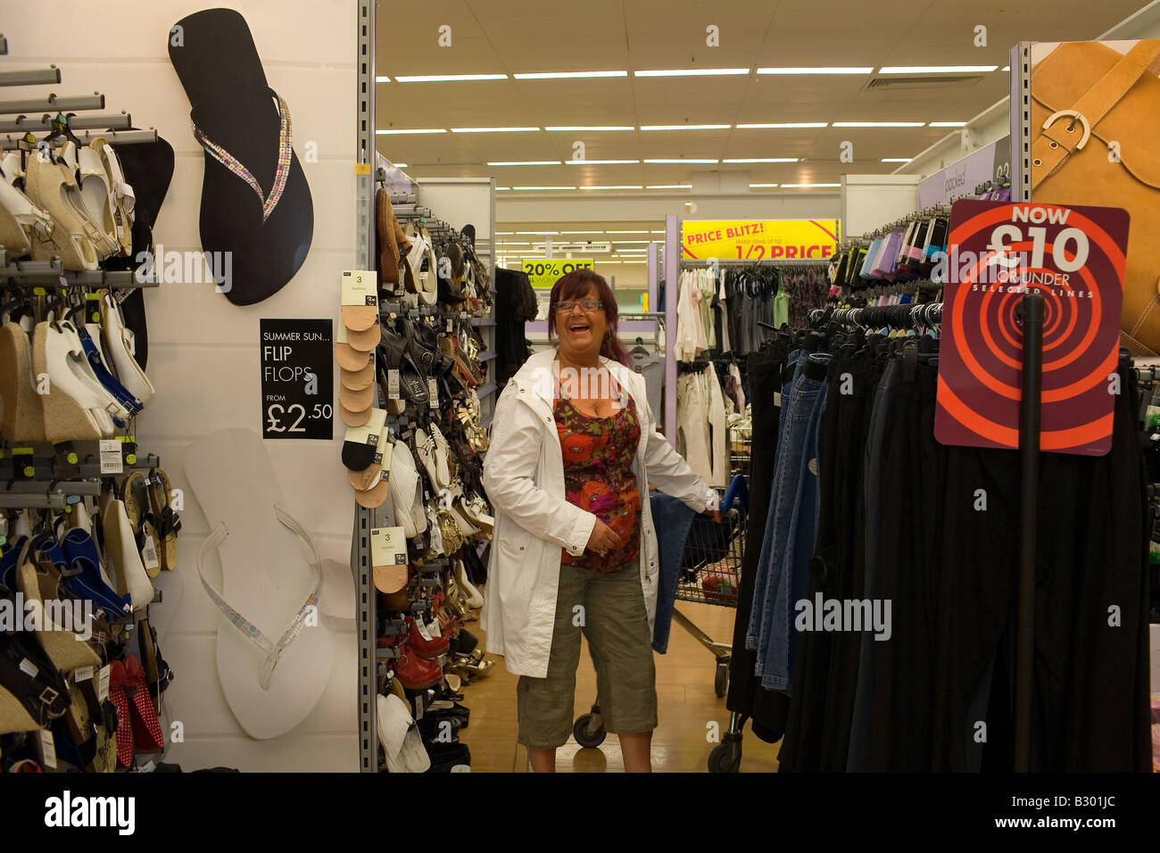 Las tiendas de ropa de una en un supermercado Tesco 24 horas Fotografía de stock - Alamy