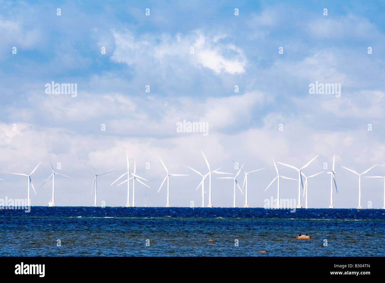 Molinos de viento en el mar Foto de stock