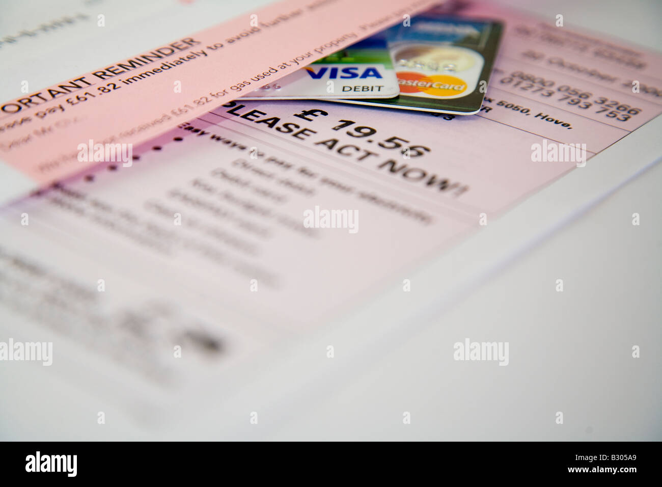 Las facturas vencidas y tarjetas de crédito. Foto de stock