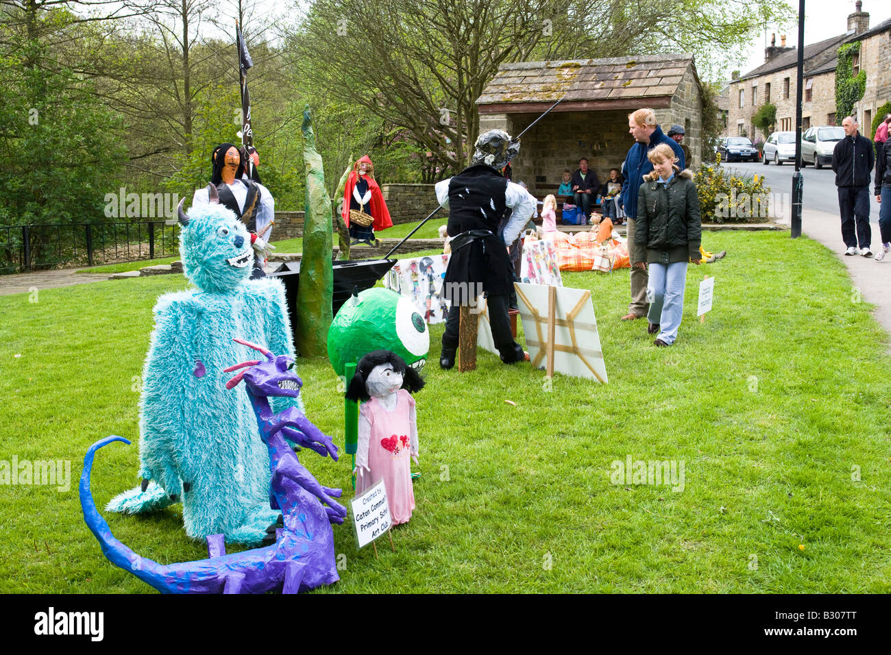 Grupo de espantapájaros en una aldea festival, Wray Foto de stock