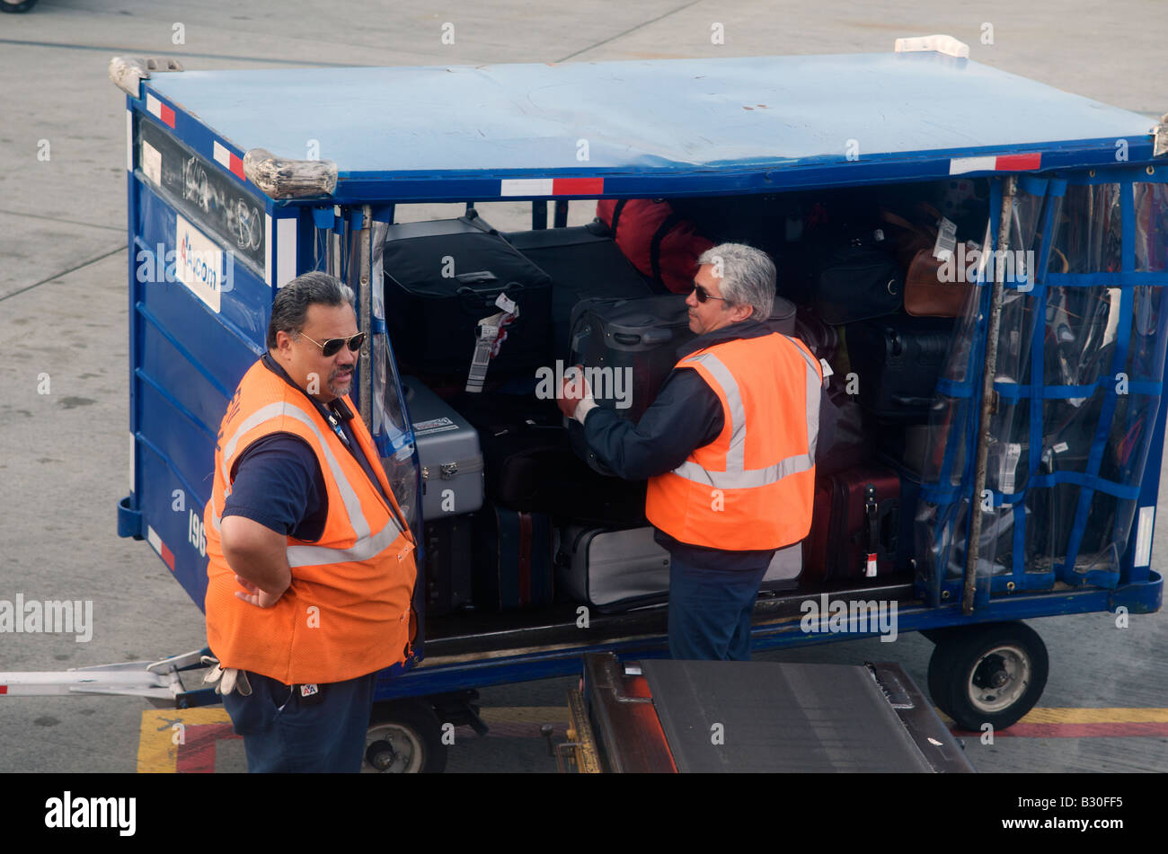 Los manipuladores de equipaje maletas de carga sobre una cinta  transportadora en el Aeropuerto Internacional Dallas Fort Worth en Texas,  Estados Unidos Fotografía de stock - Alamy