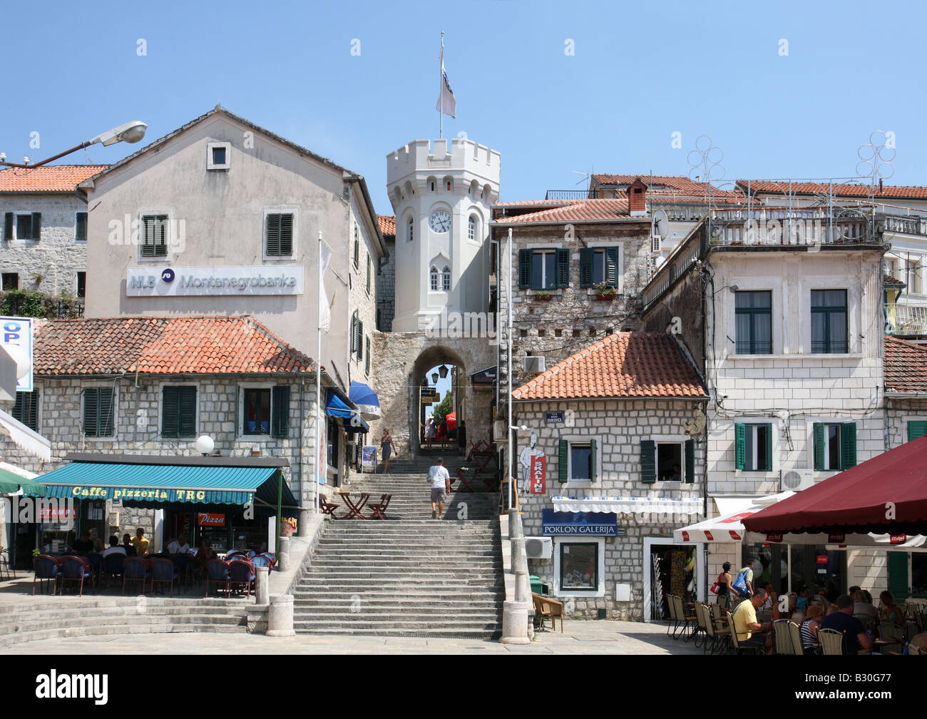 Las escaleras y la torre del reloj en Herceg Novi Foto de stock