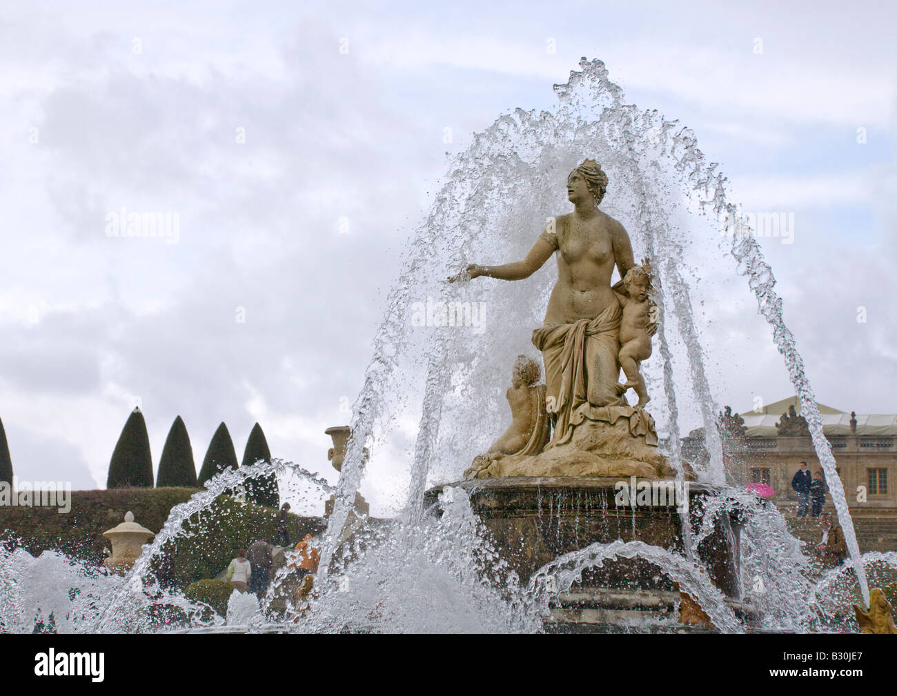 Fuentes y esculturas al aire libre en los jardines de Versalles, cerca de París, Francia Europa UE Foto de stock