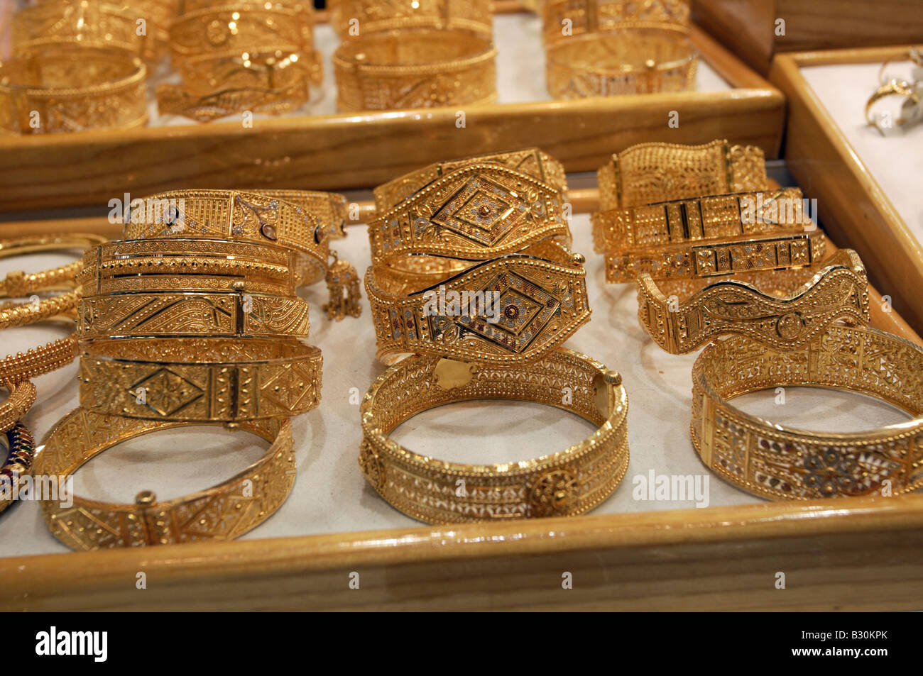 Pulseras de oro en una joyería, Dubai, Emiratos Árabes Unidos Fotografía de  stock - Alamy