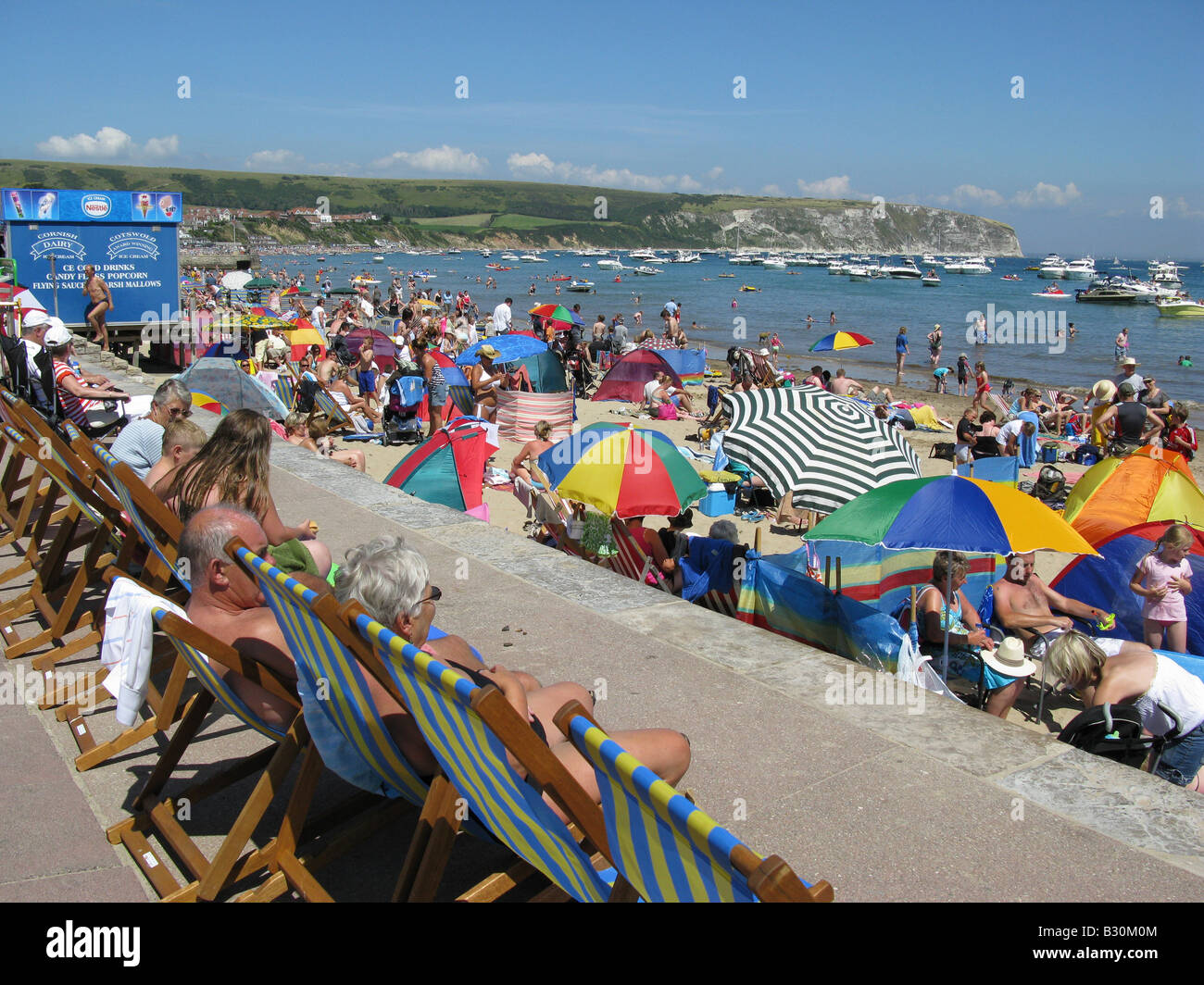 Playa llena de gente en Swanage, en la Isla de Purbeck, Dorset, Inglaterra, Gran Bretaña, Reino Unido, UK, Europa Foto de stock
