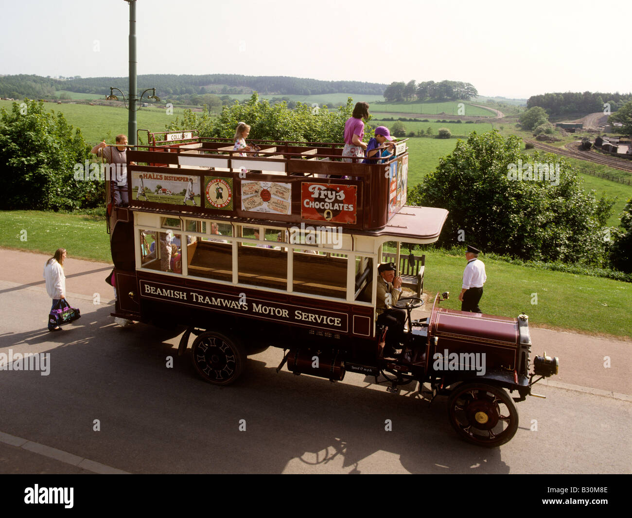 Reino Unido Inglaterra Condado de Durham museo al aire libre de Beamish réplica 1913 Daimler bus rematado abierto Foto de stock