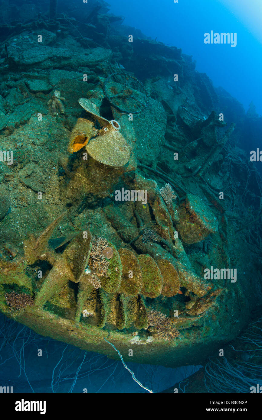 Las piezas de la máquina y las turbinas en el USS Carlisle ataque Transporter atolón Bikini de las Islas Marshall Micronesia Océano Pacífico Foto de stock