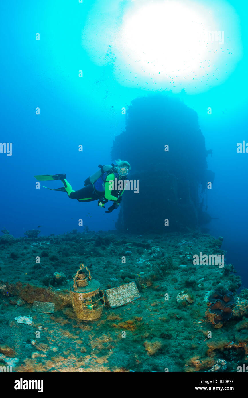 Diver encuentra artefactos en la cubierta de vuelo del USS Saratoga el atolón Bikini de las Islas Marshall Micronesia Océano Pacífico Foto de stock