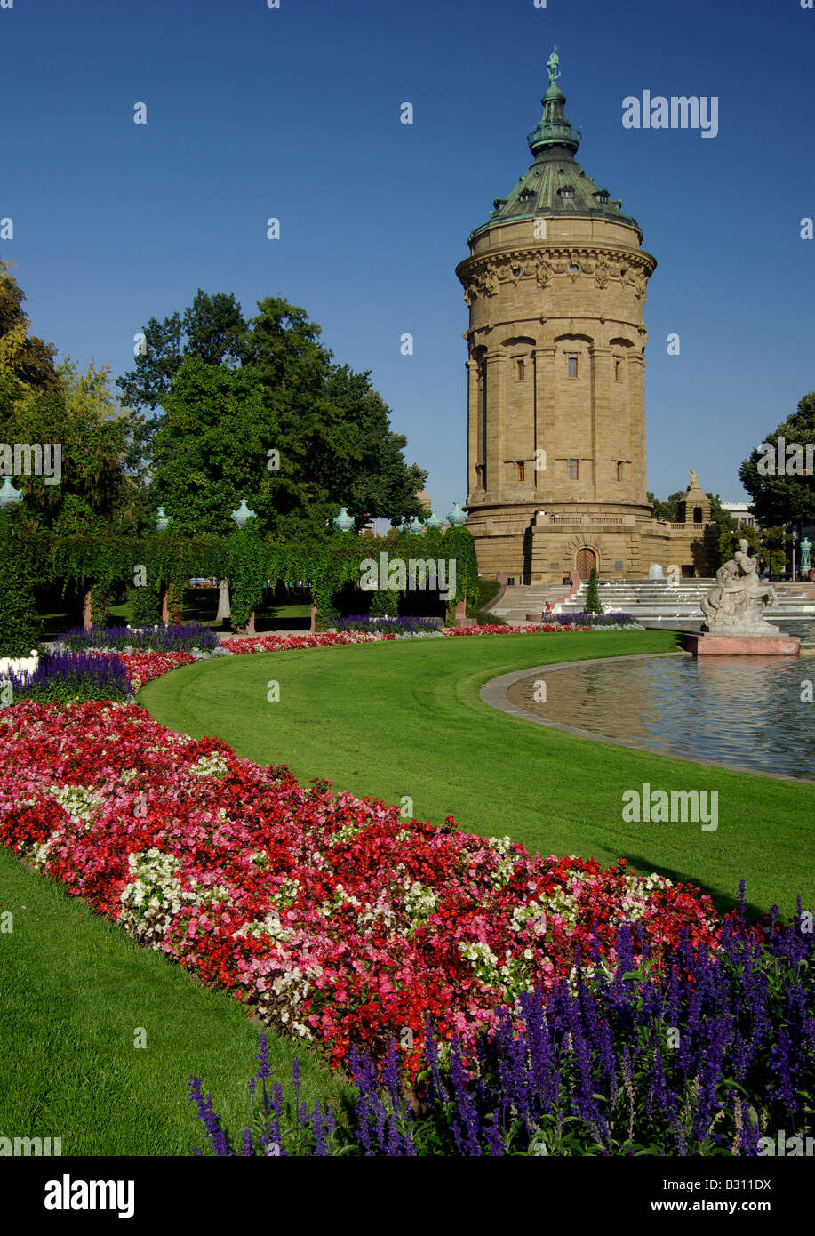 Torre del Agua en Mannheim, Alemania, con flores y una fuente Foto de stock