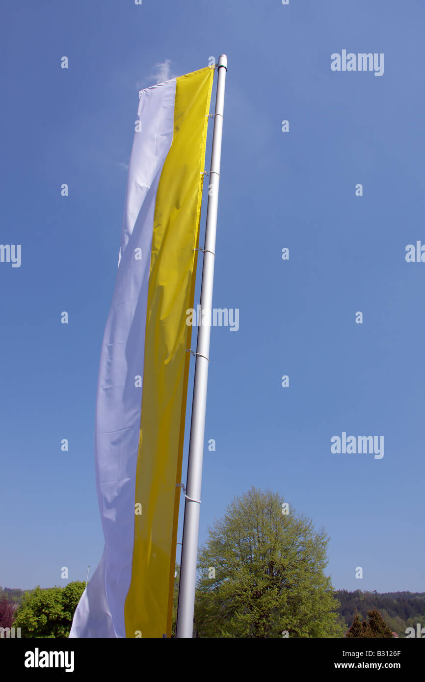La bandera de la Iglesia Católica Fotografía de stock - Alamy