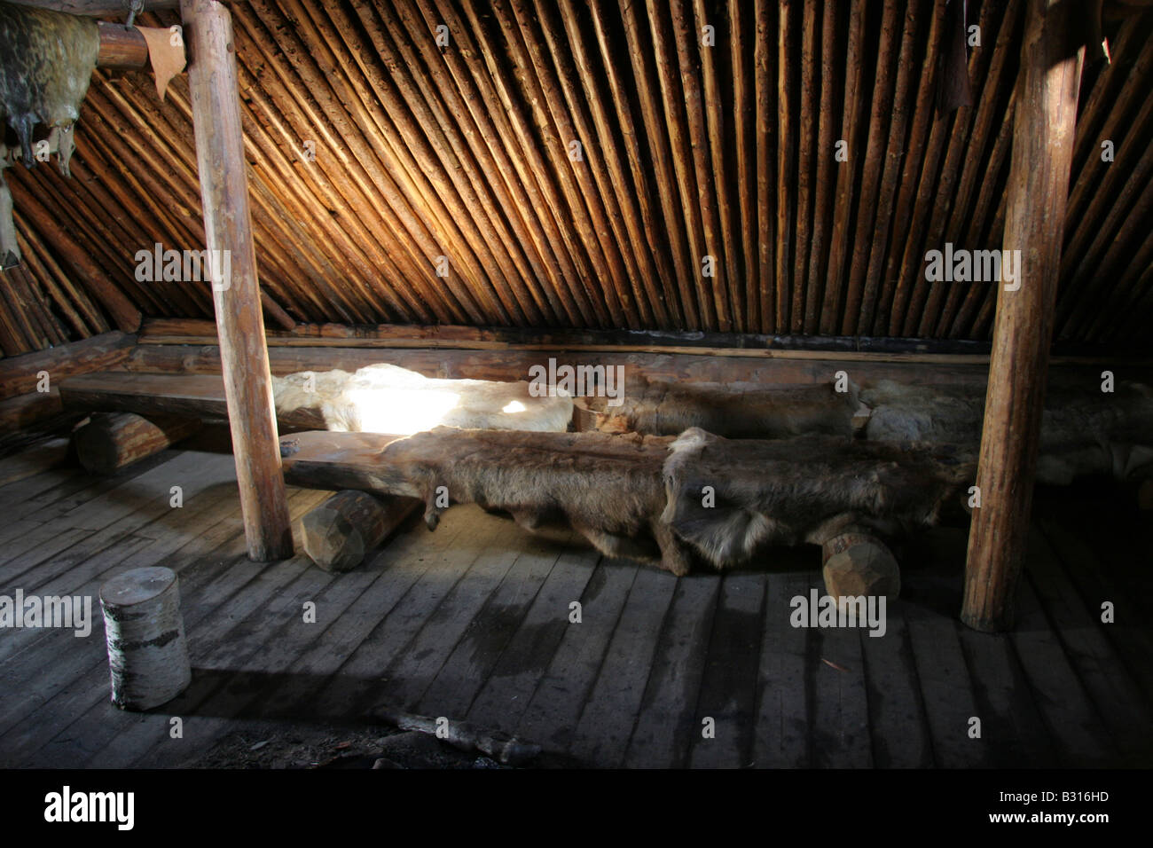 Dentro de un asentamiento de la edad de piedra de la prehistoria en el norte de Finlandia. Foto de stock