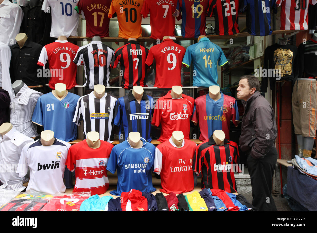 TUR Turquia Estambul tienda con camisetas de fútbol en un bazar en  Sultanahmet Fotografía de stock - Alamy