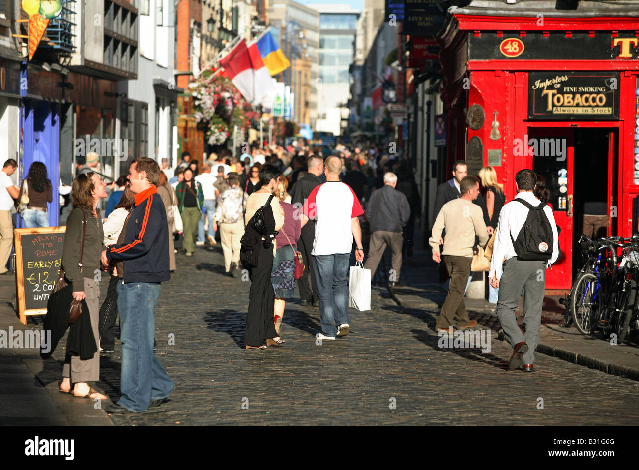 Los peatones en el centro de la ciudad, Dublín, Irlanda Foto de stock