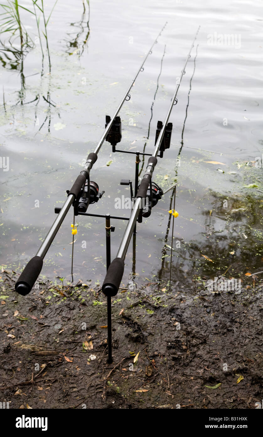 Cañas y carretes de pesca establecido con mordida electrónica alarmas al  lado de un lago; la mordedura indicadores de sonido cuando mordedura de  peces Fotografía de stock - Alamy