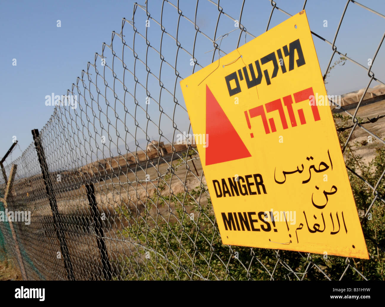 Un cartel en hebreo, inglés y árabe advertencia de peligrosas minas  terrestres, en el río Jordán, cerca de Jericó, Israel Fotografía de stock -  Alamy
